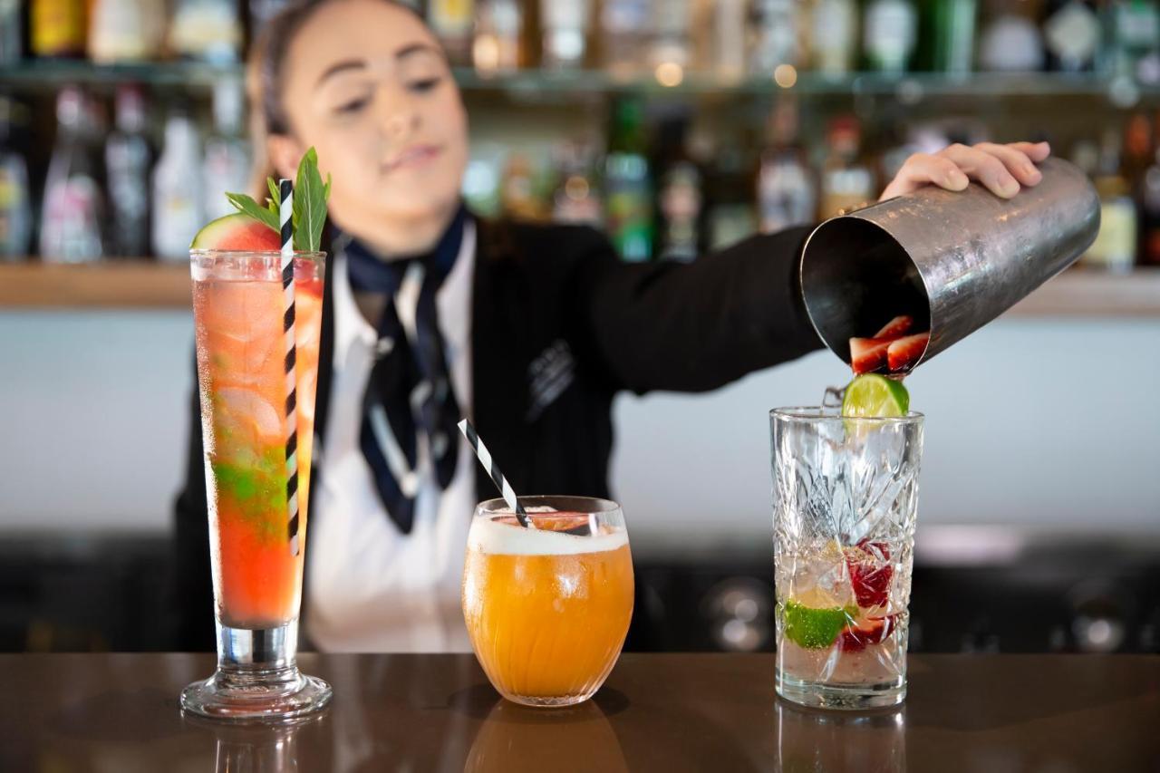 Pullman Magenta Shores Resort Entrance Zewnętrze zdjęcie A bartender pouring a drink