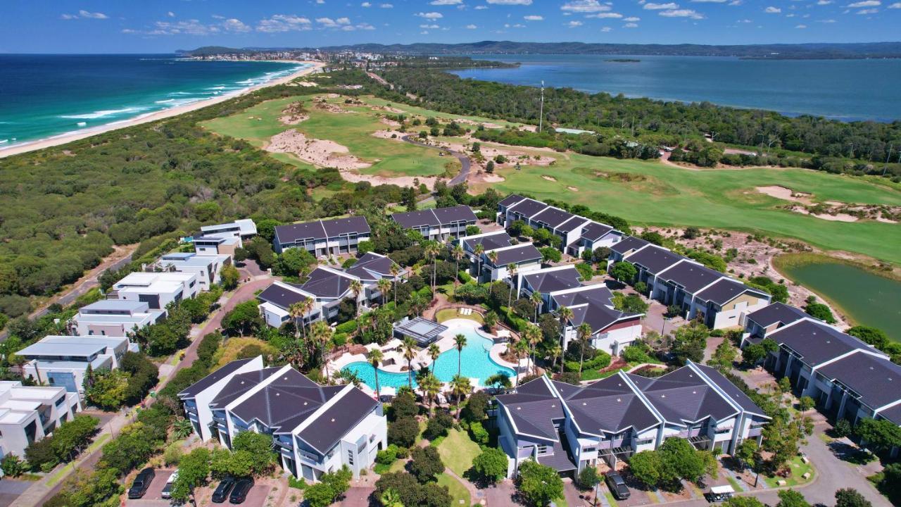 Pullman Magenta Shores Resort Entrance Zewnętrze zdjęcie Aerial view of the golf course at the Bay Club