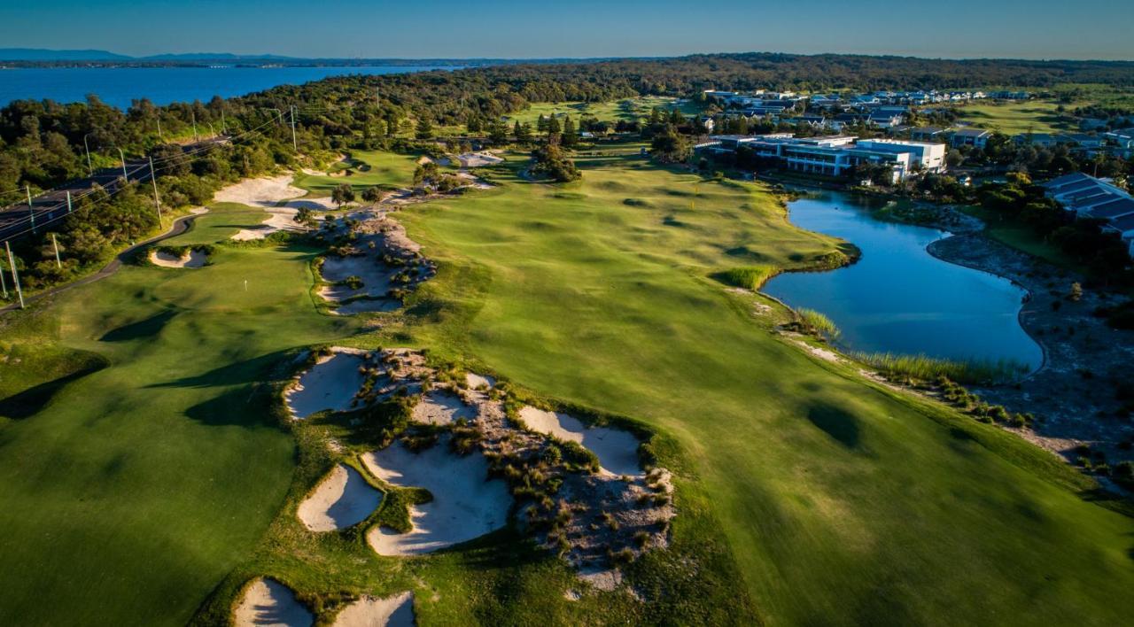 Pullman Magenta Shores Resort Entrance Zewnętrze zdjęcie Aerial view of the 18th hole at the 2019 U.S. Open