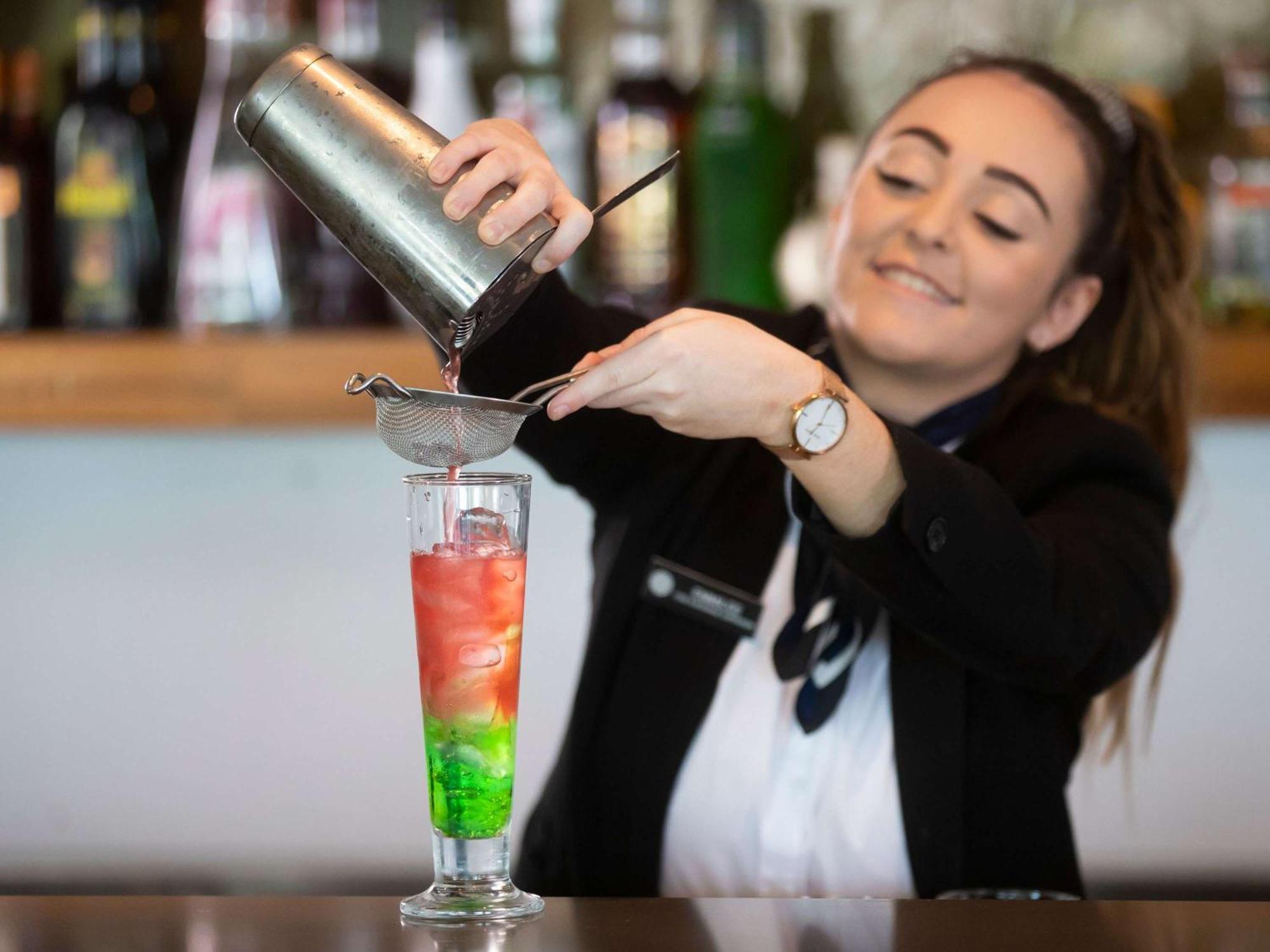 Pullman Magenta Shores Resort Entrance Zewnętrze zdjęcie A bartender preparing a cocktail