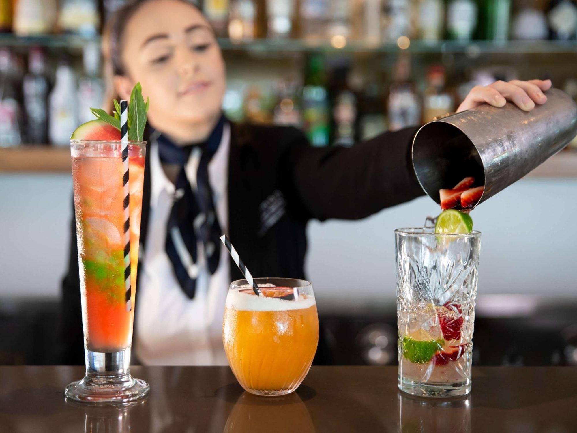 Pullman Magenta Shores Resort Entrance Zewnętrze zdjęcie A bartender mixing drinks