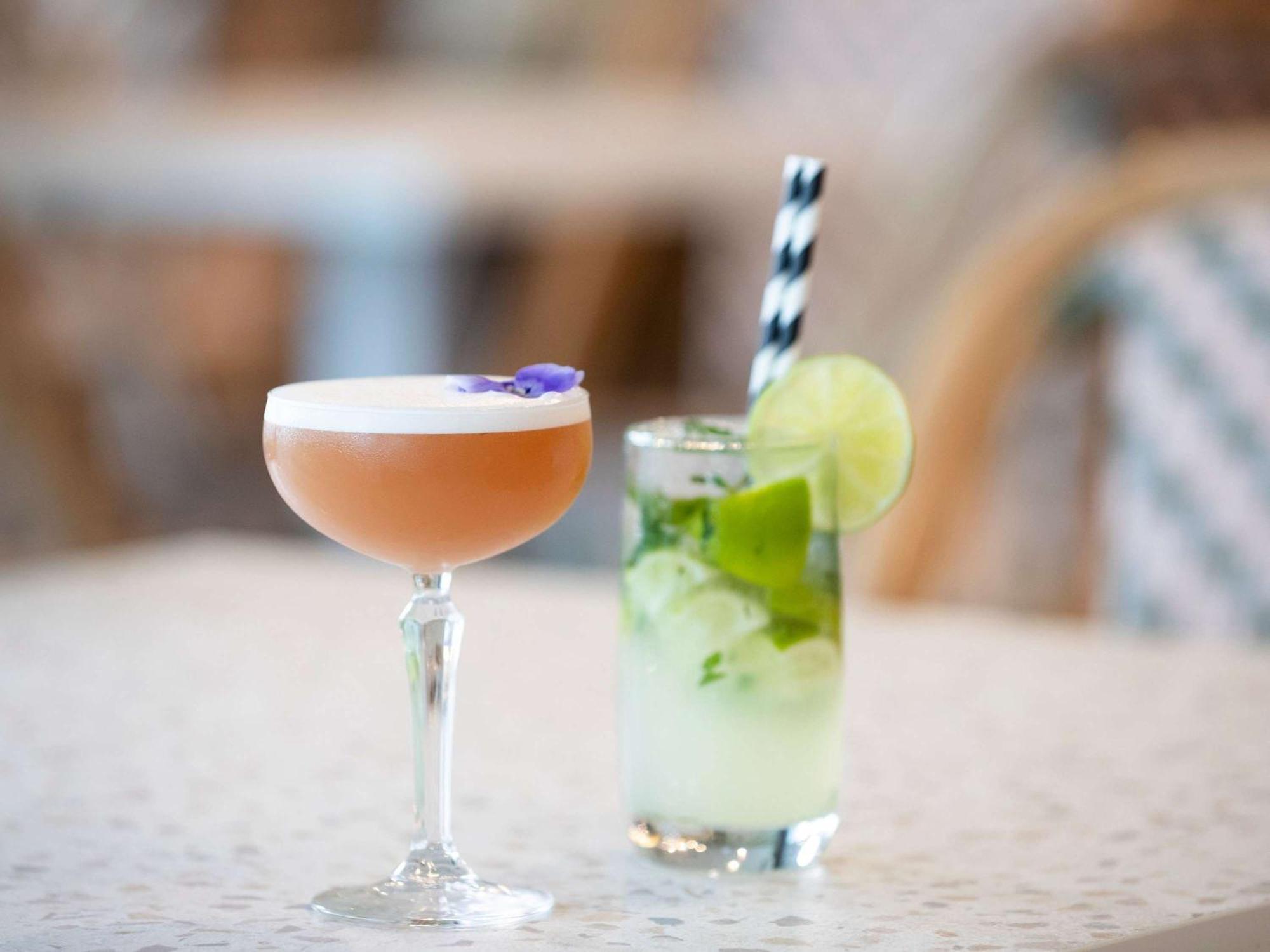 Pullman Magenta Shores Resort Entrance Zewnętrze zdjęcie A Clover Club (left) and a Mint Julep (right)
