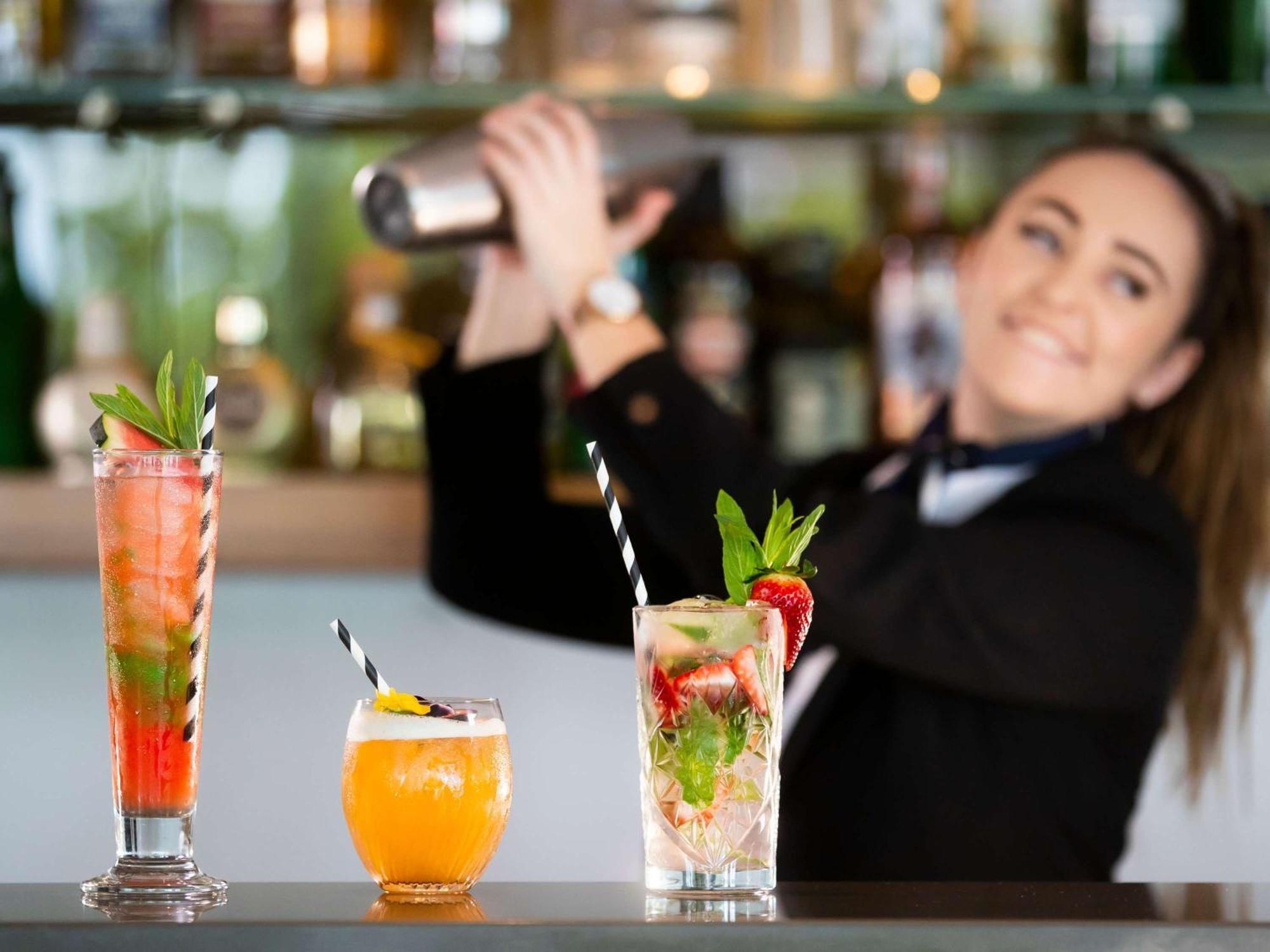 Pullman Magenta Shores Resort Entrance Zewnętrze zdjęcie A bartender shaking a cocktail